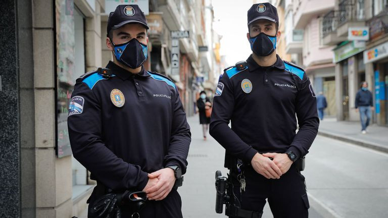 Los policías que auxiliaron a un hombre en la calle de la Torre: 