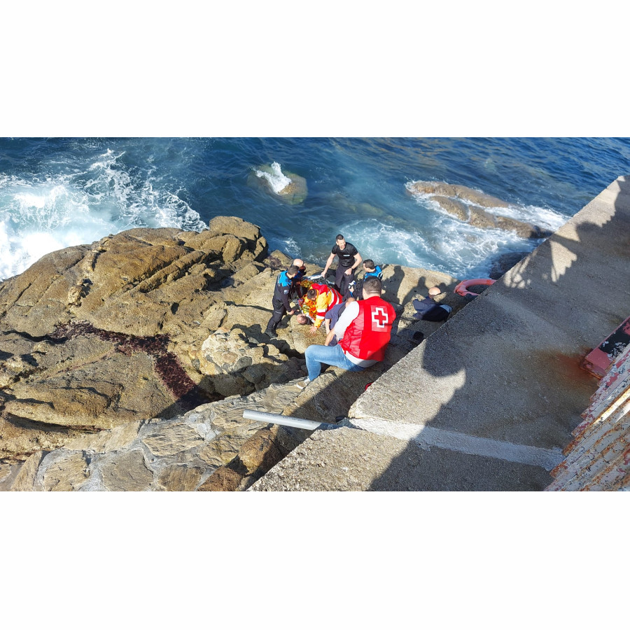 LA POLICÍA LOCAL RESCATA A UN VARÓN QUE SE ARROJÓ AL MAR