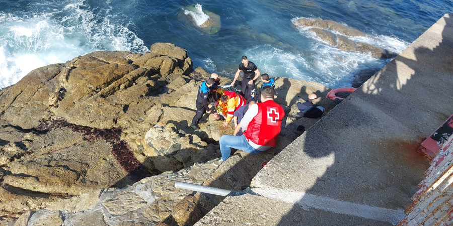 LA POLICÍA LOCAL RESCATA A UN VARÓN QUE SE ARROJÓ AL MAR