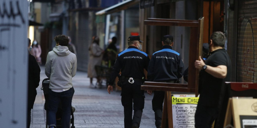 Detienen a una mujer en A Coruña por agredir a un policía tras recriminarle que violaba las normas anticovid